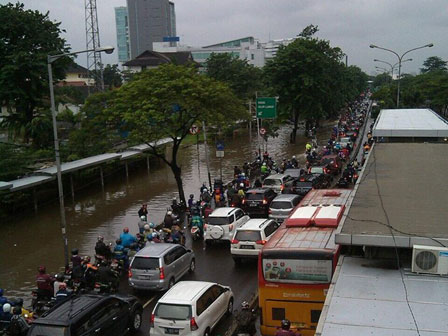 macet_banjir_tmc_polda.jpg