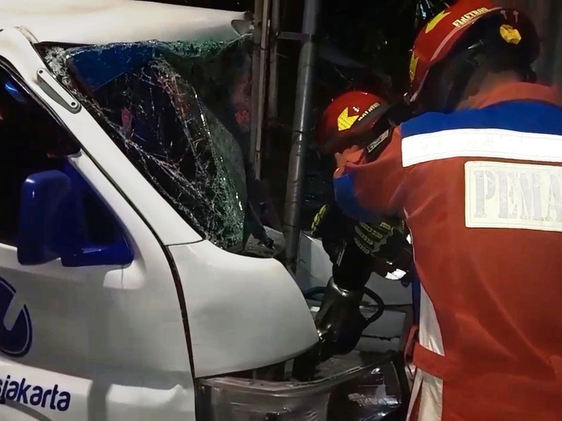 Gulkarmat Jakut Berhasil Evakuasi Mobil Terjepit Tiang di Sunter