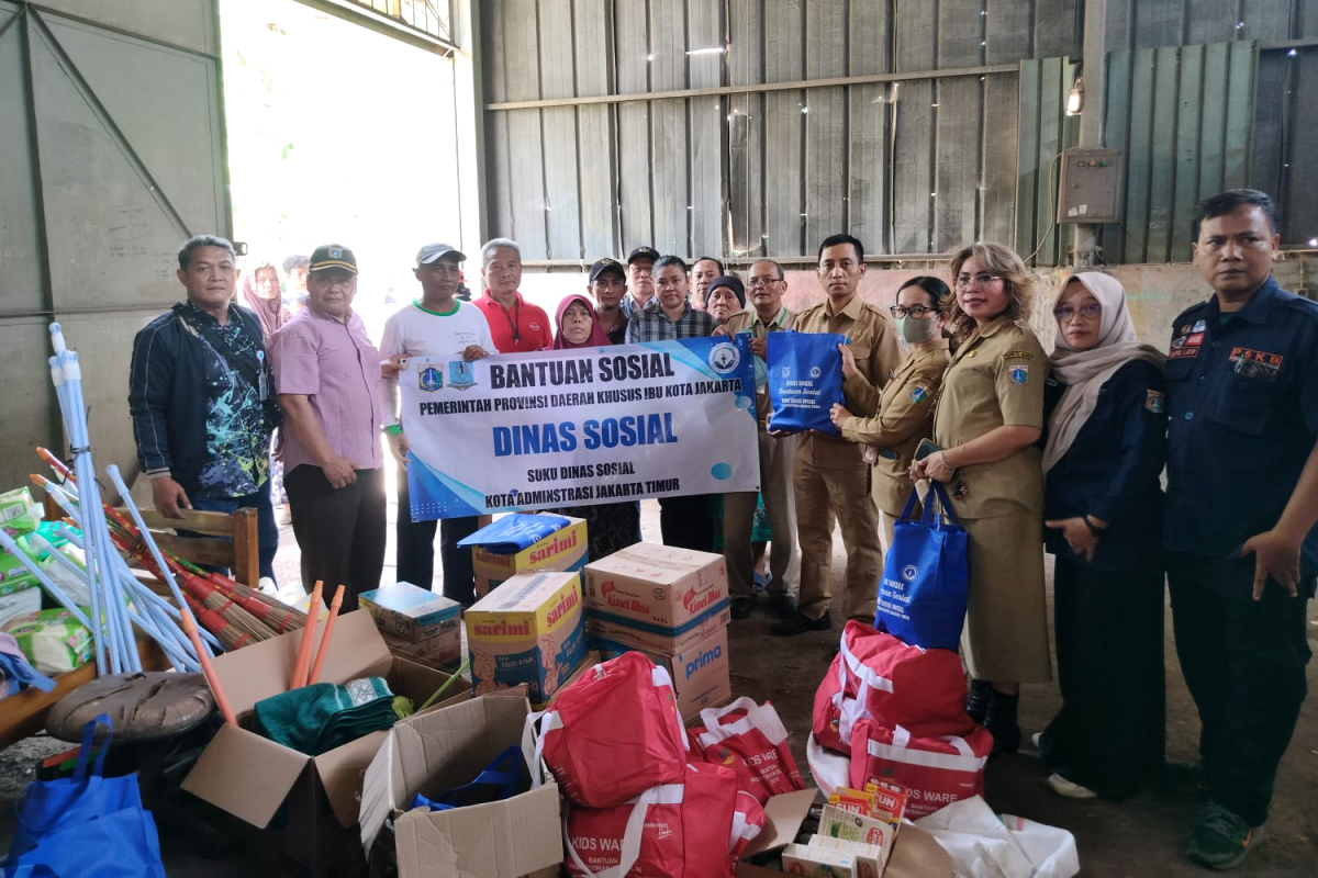 Sudinsos dan PMI Jaktim Berikan Bantuan Kebakaran Cakung Timur