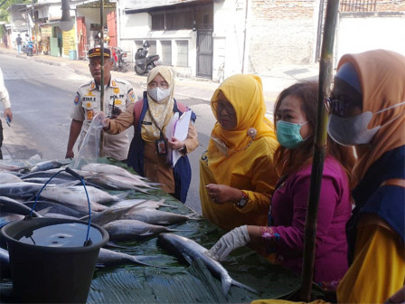  Sudin KPKP Jakbar Uji Sampel Ikan Bandeng di Rawa Belong
