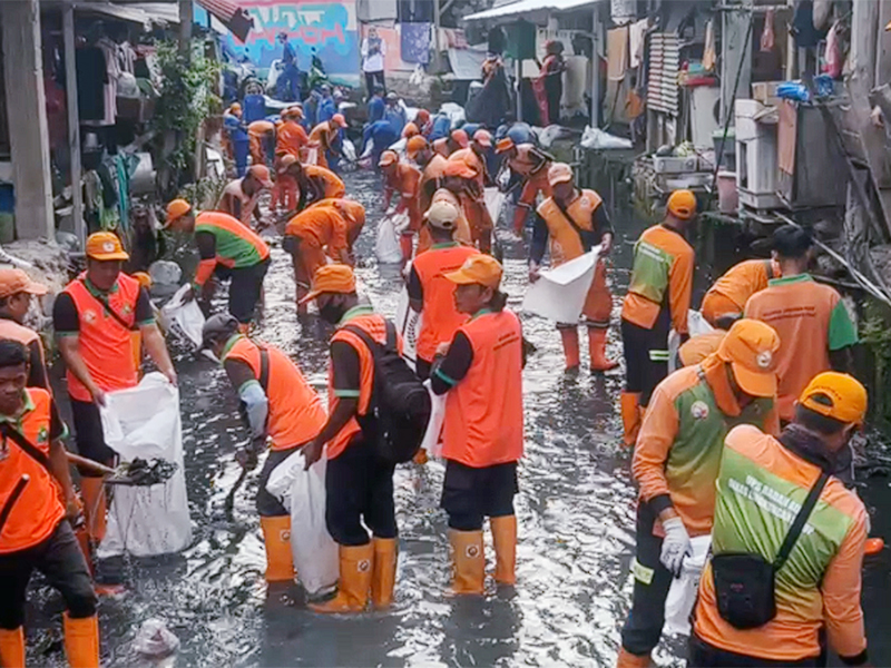  115 Personel Gabungan Dikerahkan Kerja Bakti di Anak Kali Krukut