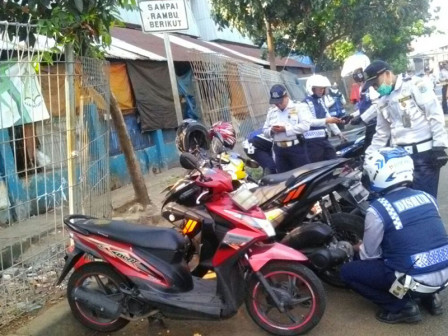  Parkir Liar, 30 Motor di Pasar Minggu Digembosi Petugas 