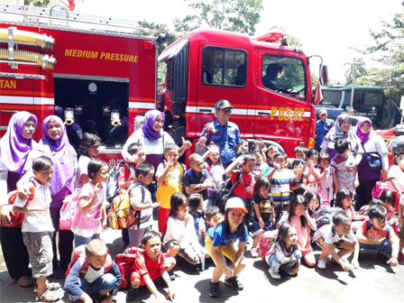 Murid PAUD dan TK Dikenalkan Tugas Pokok Petugas Damkar