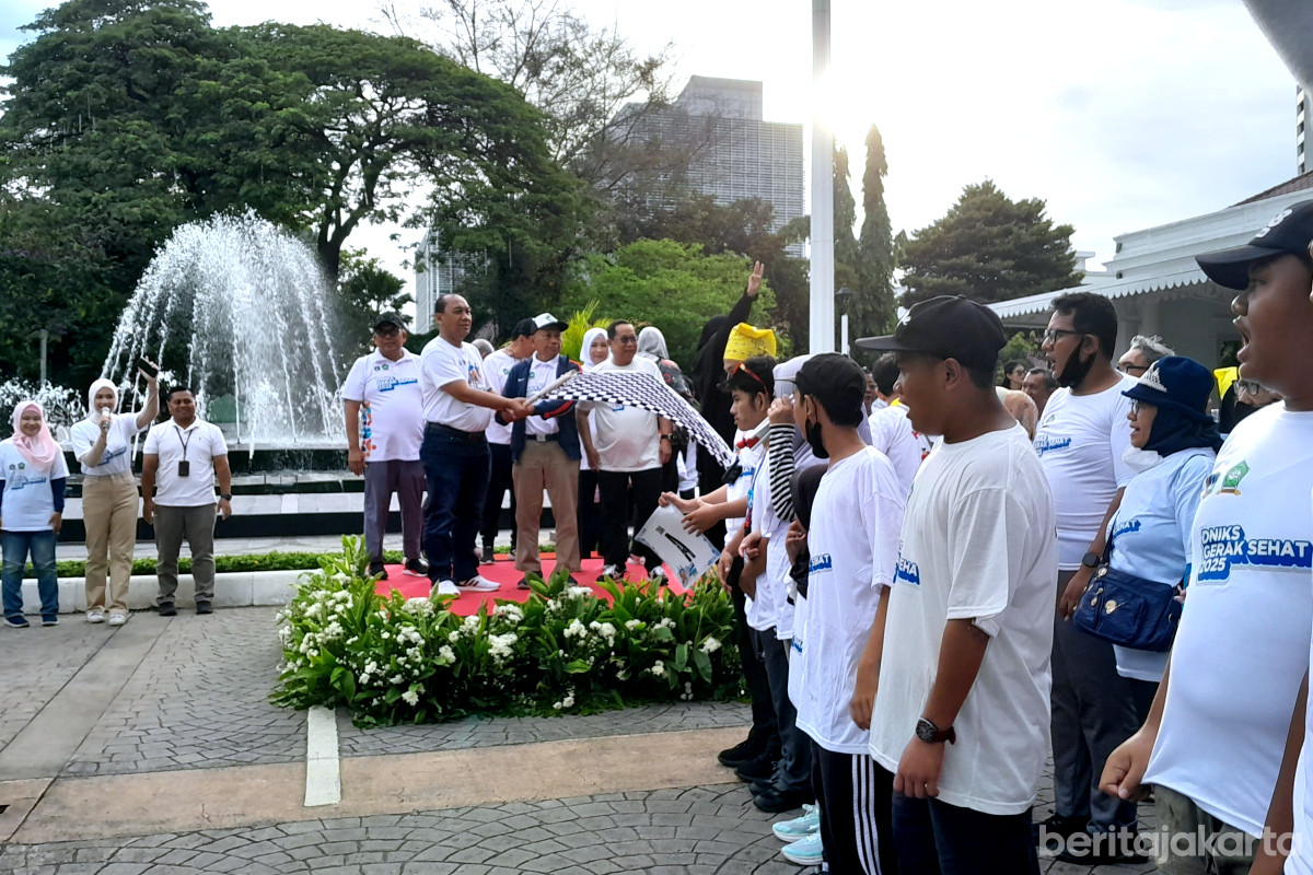 Sekda Uus Kuswanto melakukan flag off pelepasan peserta gerak sehat di Balai Kota, Minggu (14/12)