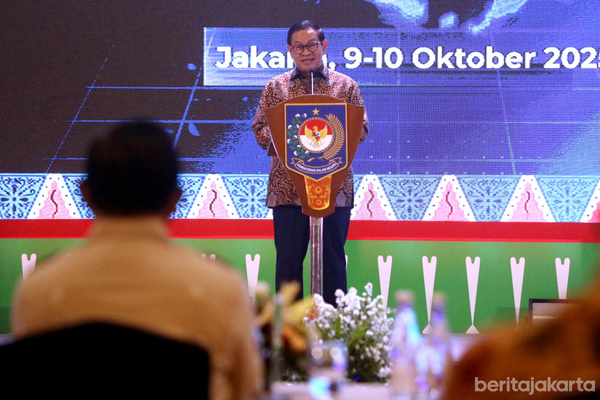 Gubernur DKI Jakarta memberikan sambutan pada Rakornas Binwas Inspektorat Daerah Tahun 2025