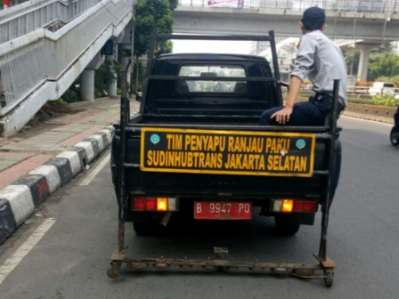  Sudin Perhubungan Jakarta Selatan Bersihkan Ranjau Paku di Jl MT Haryono