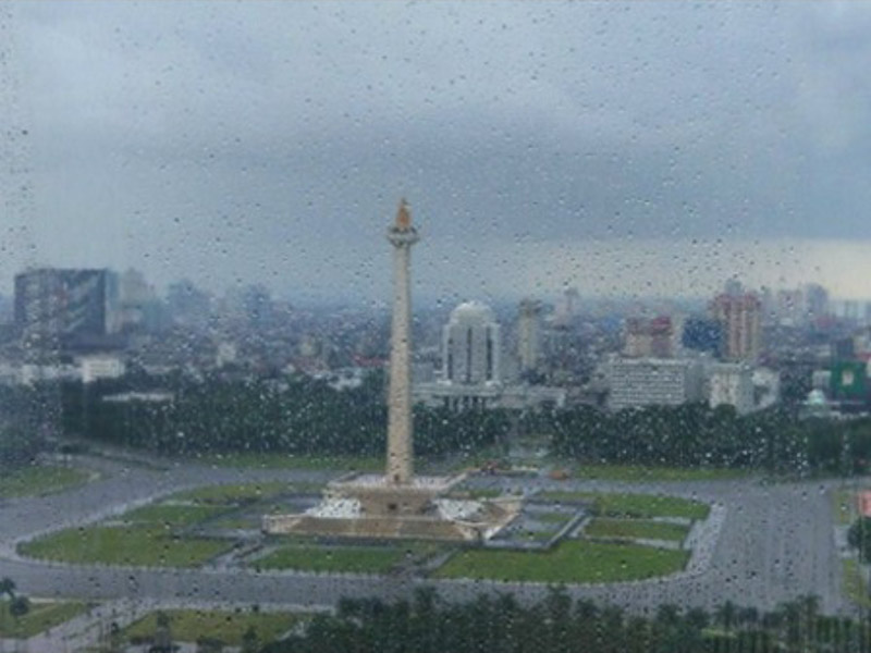 Hujan Ringan dan Awan Tebal Warnai Cuaca Jakarta 