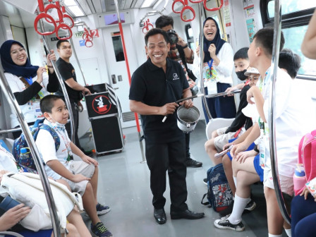 Anak Pengidap Kanker Diajak Nikmati Pengalaman Gunakan LRT