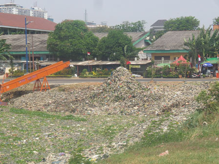 Sampah Menggunung di Bantaran Waduk Pluit Dikeluhkan Warga