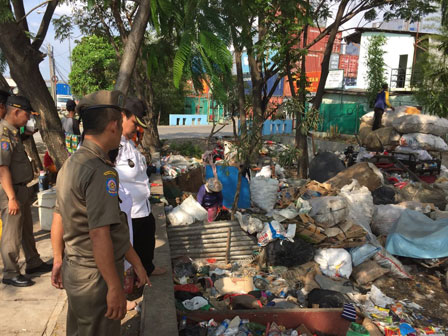 Satu Truk Barang Bekas Pemulung Ditertibkan di Semper Barat