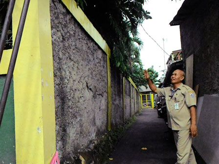 Tembok SDN Cijatung 01 Nyaris Ambruk