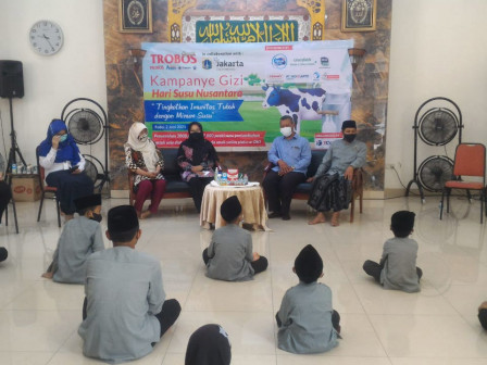  Kampanye Gizi Hari Susu Nusantara, Pemorov DKI Sebar 3.000 Paket Susu 