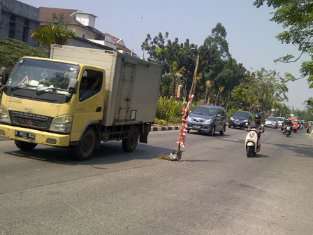 Penutup Saluran Dekat Kantor Wali Kota Jakbar Rusak