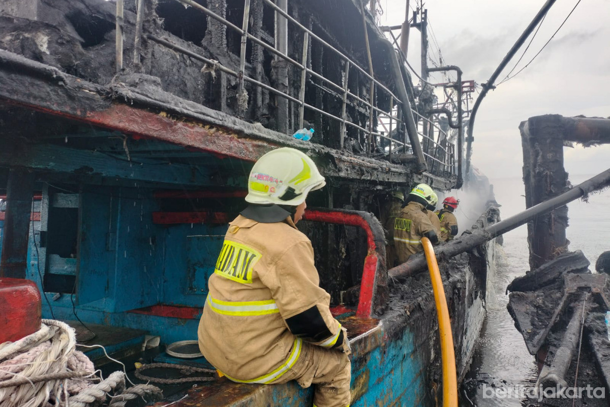 Kebakaran Kapal KM Bintang Sejahtera 1 di Pluit Berhasil Dipadamkan 