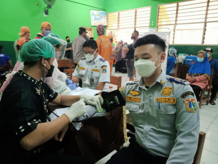  118 Petugas Terminal Kampung Rambutan Ikuti Vaksinasi di SMPN 174 
