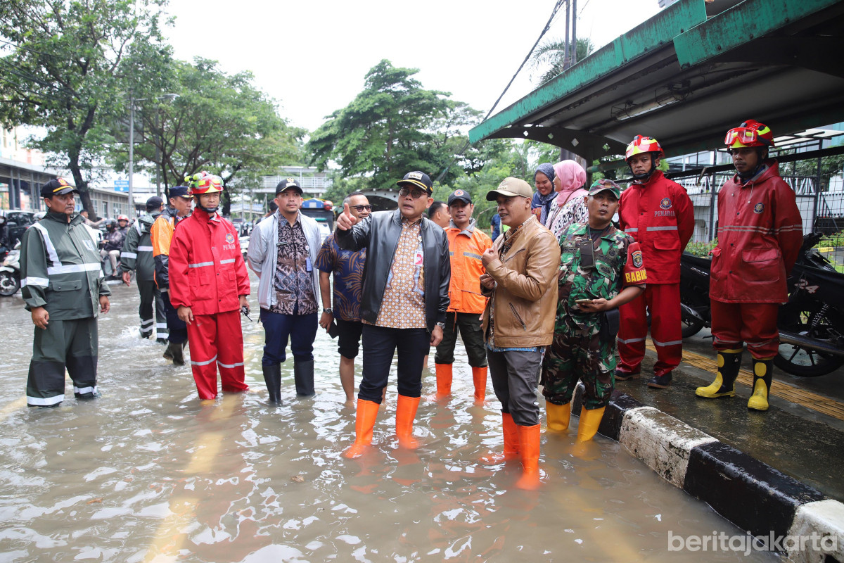 Wali Kota Jakpus meninjau penanganan banjir di Jalan Letjen Suprapto