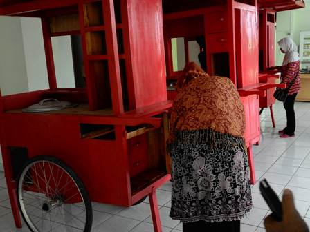 30 Gerobak Diberikan ke Warga Eks Pasar Ikan