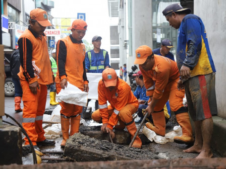 300 Petugas dan Warga Kerja Bakti Bersihkan Saluran di Jl Boulevard Raya