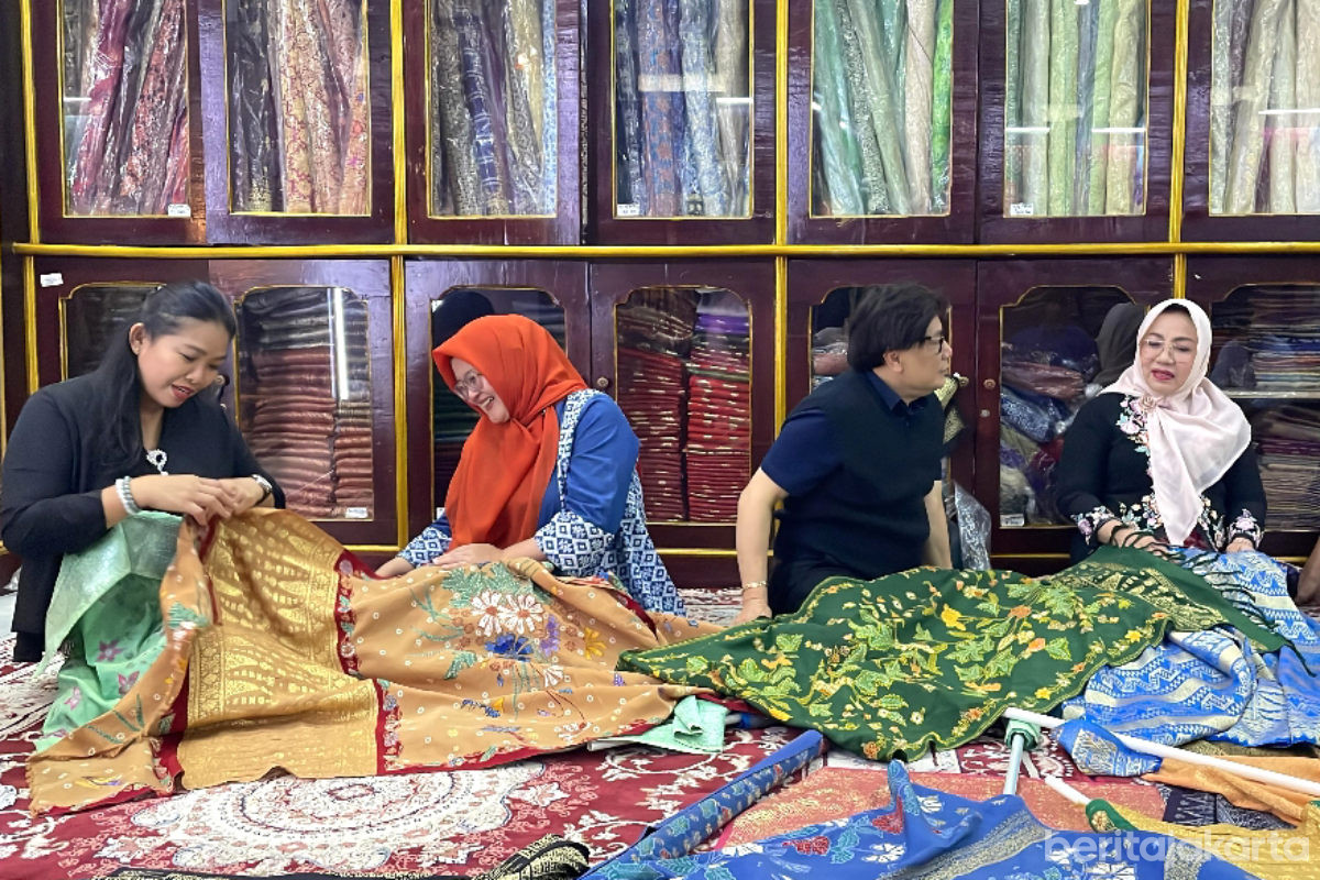 Ketua Dekranasda Jakpus Gelar Kunjungan ke Zaenal Songket 