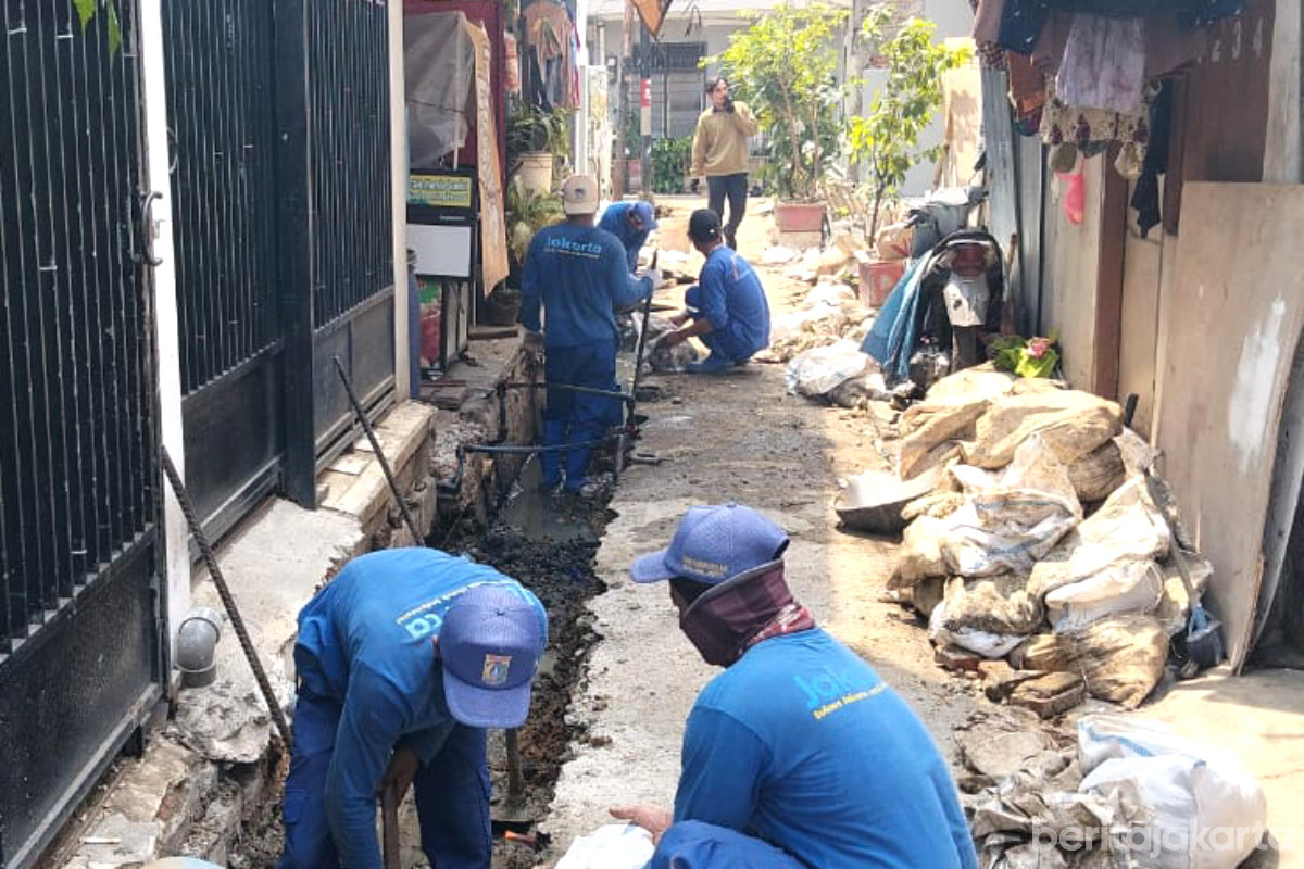 Saluran Air di Cempaka Putih Timur Dinormalisasi 