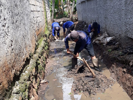  Cegah Genangan, Saluran Mikro di Cilangkap Dikuras 