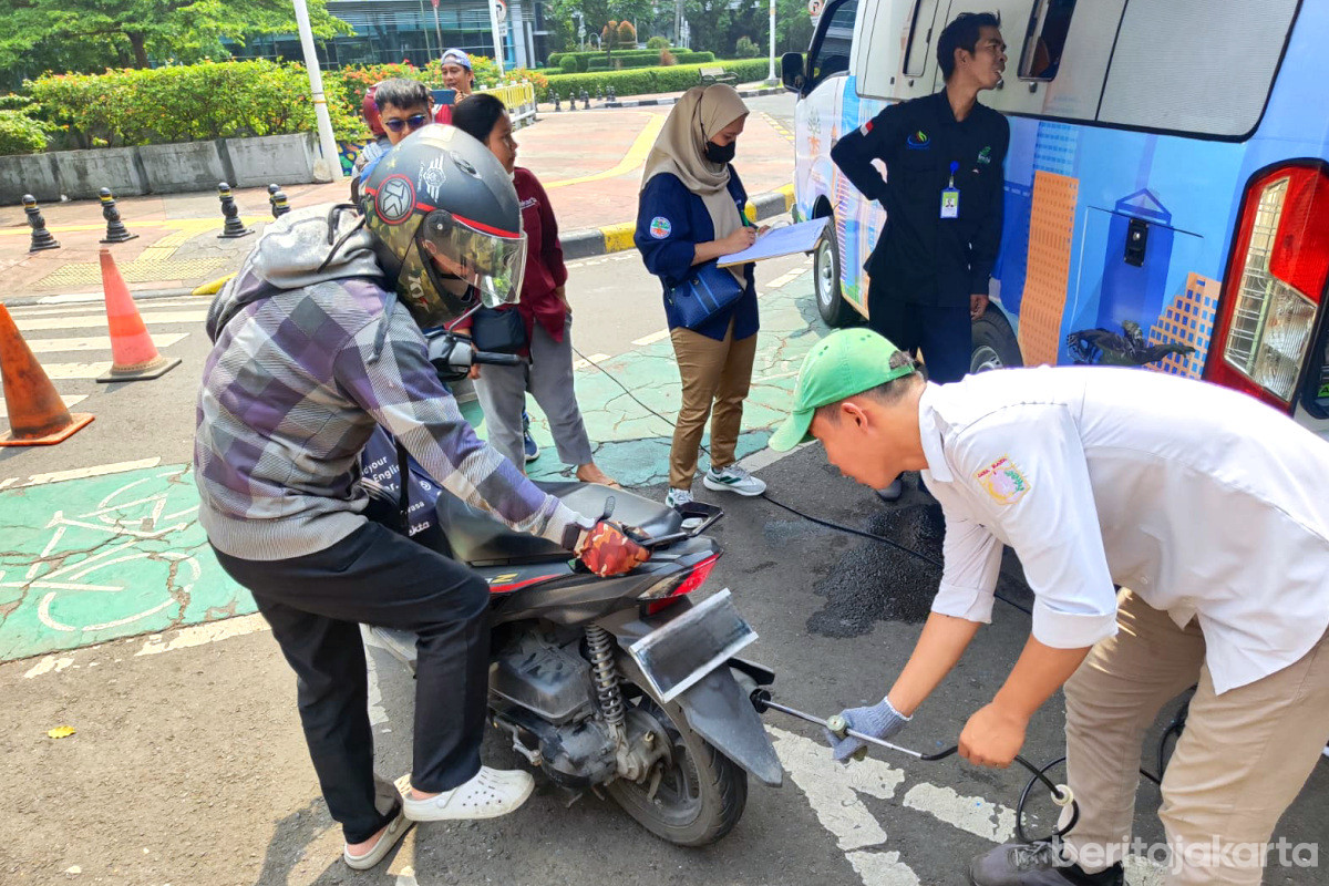 Salah satu pengendara motor mengikuti uji emisi