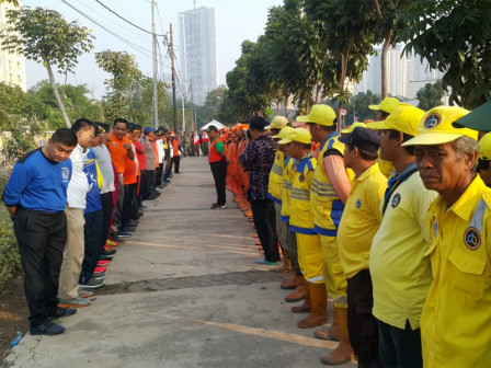 350 Petugas Gabungan Lakukan Grebek Sampah di Kemayoran