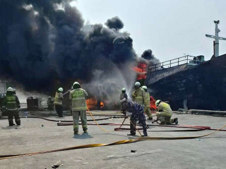 Petugas Gulkarmat Berhasil Evakuasi Kebakaran Dua Kapal di Muara Baru 