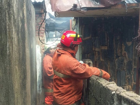 Rumah Semi Permanen di Pisangan Baru Terbakar