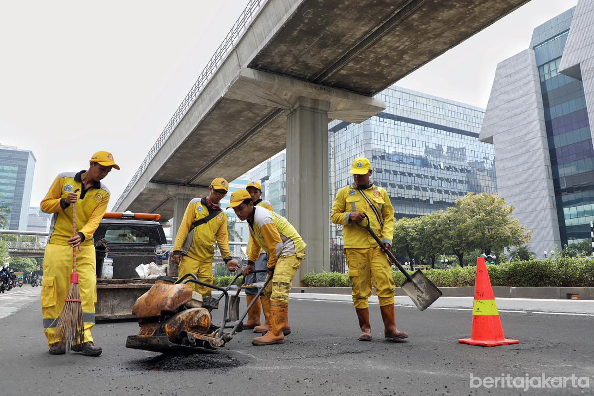 Petugas Bina Marga memperbaiki jalan rusak