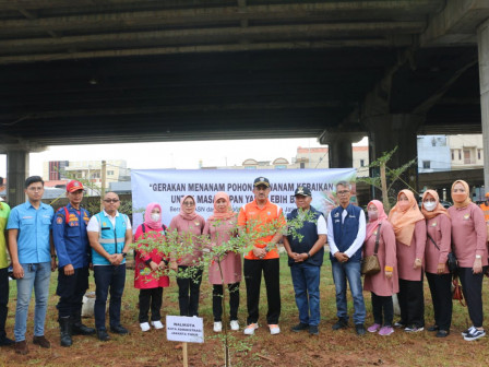 Anwar Pimpin Penanaman 100 Pohon di Jl DI Panjaitan 