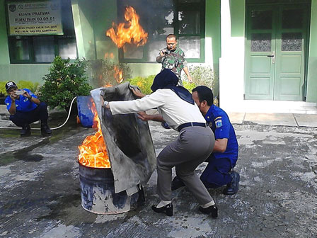 Warga Komplek Kodam Bintaro Dilatih Penanganan Dini Kebakaran