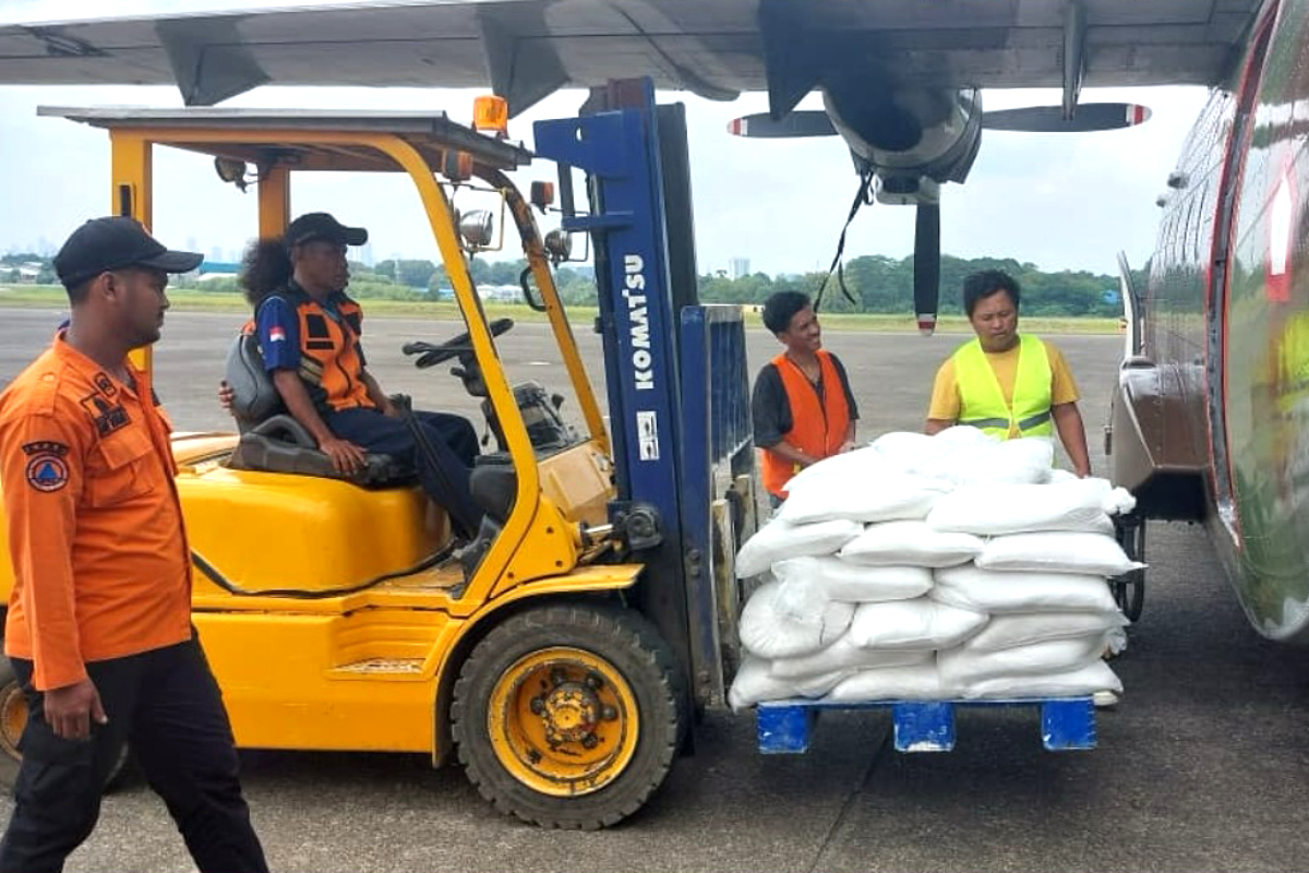 Petugas mempersiapkan keperluan OMC di Bandara Halim Perdanakusuma