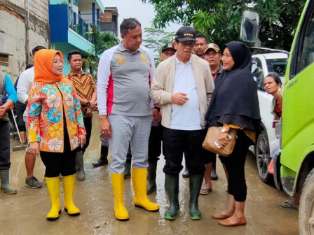 Anggota DPD DKI ini Buka Posko Korban Banjir di Bekasi