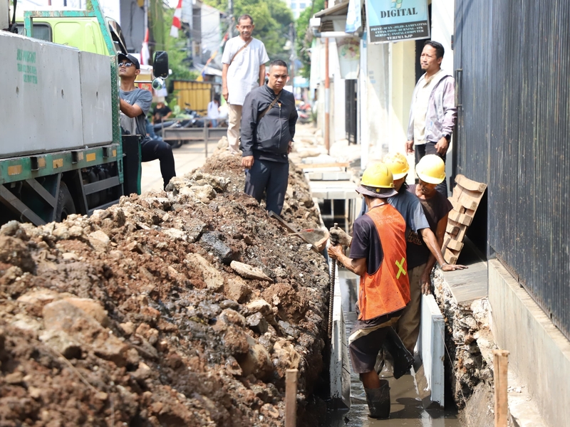 https://multimedia.beritajakarta.id/photo/2014_508c75c8507a2ae5223dfd2faeb98122/Normalisasi Saluran Air di Jalan Mangga III Rampung September