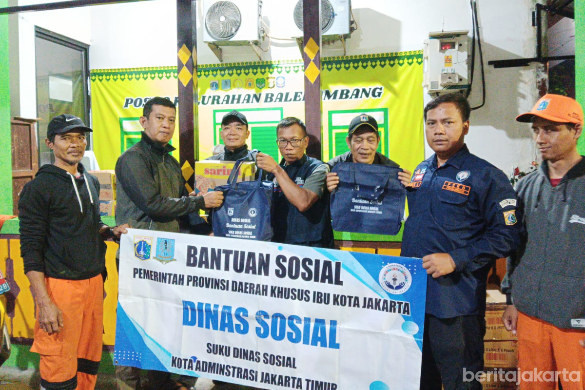 Sudinsos Jaktim Berikan Bantuan Penyintas Genangan di Balekambang