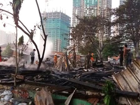 Kebakaran Puluhan Lapak di Menteng Pulo Berhasi Dipadamkan