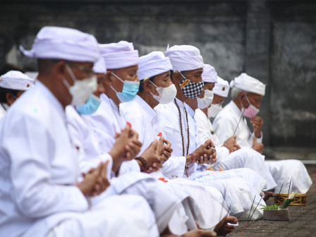 Upacara Melasti di Pura Segara Cilincing Berlangsung Khidmat