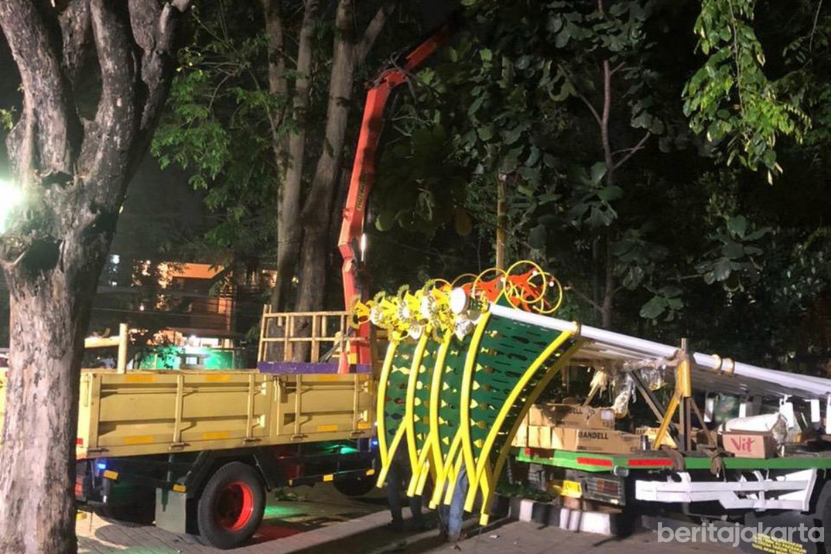 Proses pemasangan Lampu PJU Baru di Jakarta Utara