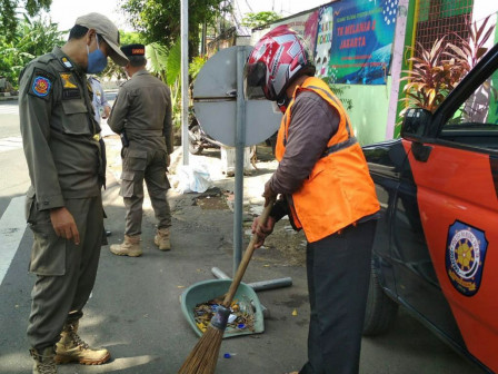  18 Pelanggar Tertib Masker di Cempaka Putih Barat Dikenakan Sanksi Sosial 