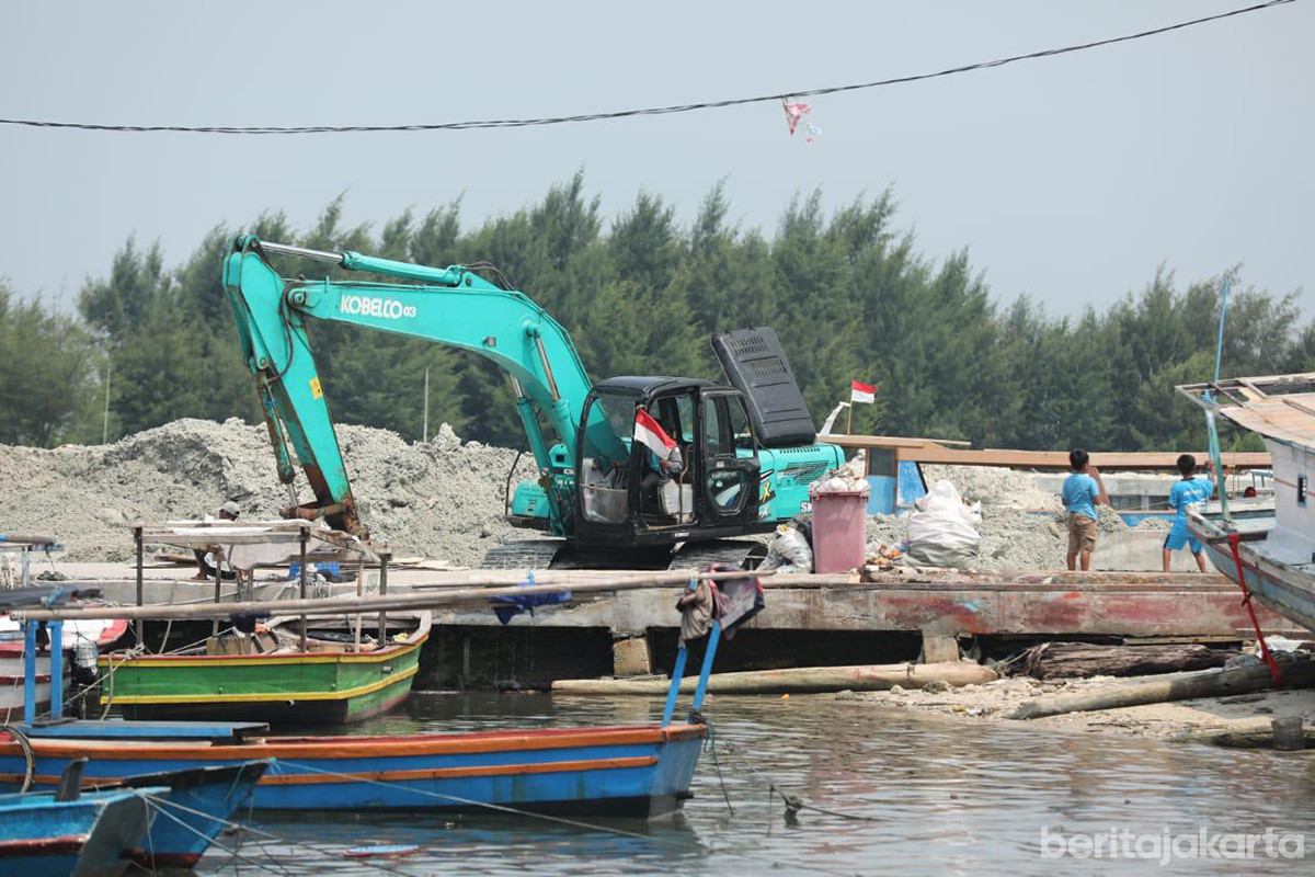 Alat berat melakukan pendalaman kolam kabuh di Pulau Panggang