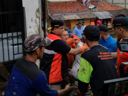 Warga Apresiasi Anies Turun Langsung Bantu Bersihkan Lingkungan Pasca Banjir