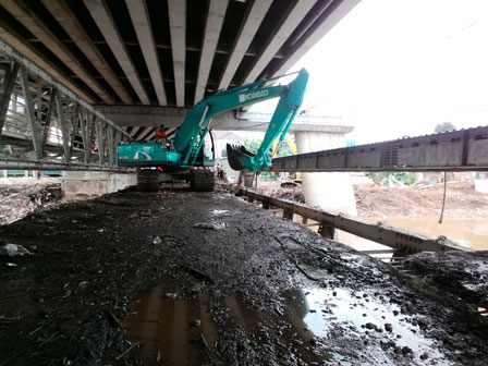 15 Ton Sampah Diangkut dari Jembatan Kalibata