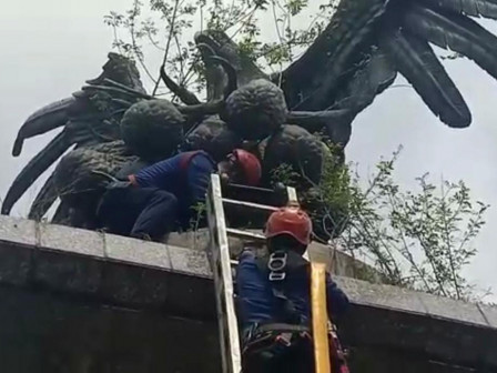 30 Personel Gabungan Bersihkan Tugu Elang Bondol dan Salak Condet di Tol JORR
