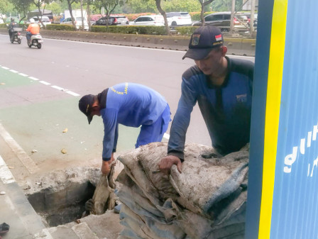 Empat Meter Kubik Berhasil Diangkat Dari Saluran di Jalan Gatot Subroto
