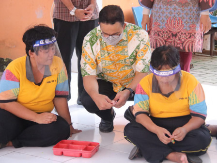 Kunjungi Tiga Panti Sosial, Gubernur Anies Pastikan Seluruh Warga Binaan Terlayani dengan Baik 