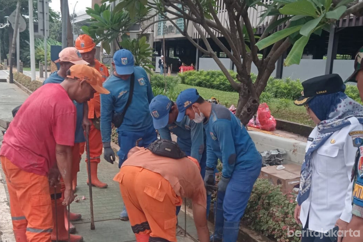  25 Personel Gabungan Bersihkan Saluran Air di TMII 