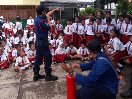 Siswa SDN 01 Jati Padang Diajarkan Tangani Kebakaran