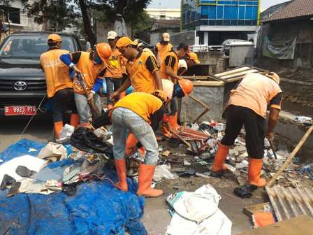  25 PPSU Rawa Bunga Bersihkan Puing Lapak PKL