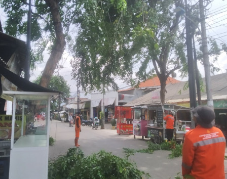 Pohon di Jl Manunggal Juang II Dipangkas